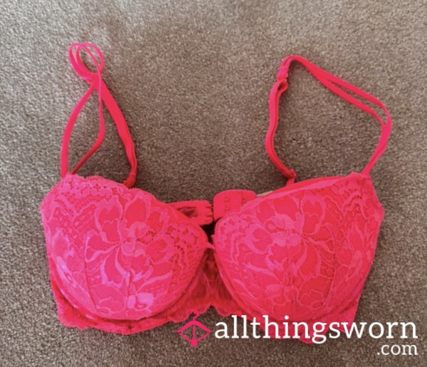 💕 Pink Victoria’s Secret Push-Up Lace Bra 💕