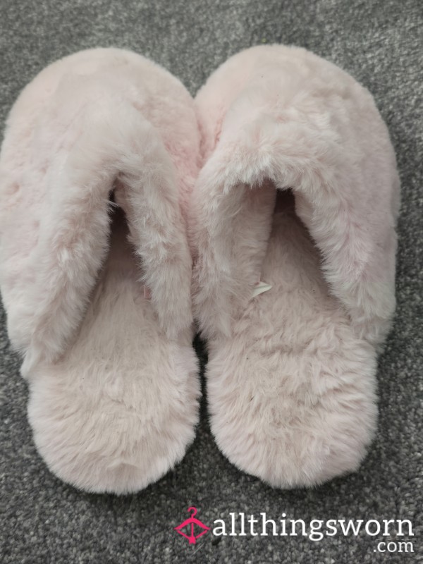 💎💎 Size 5 Well Worn Fluffy Slippers. 💎💎