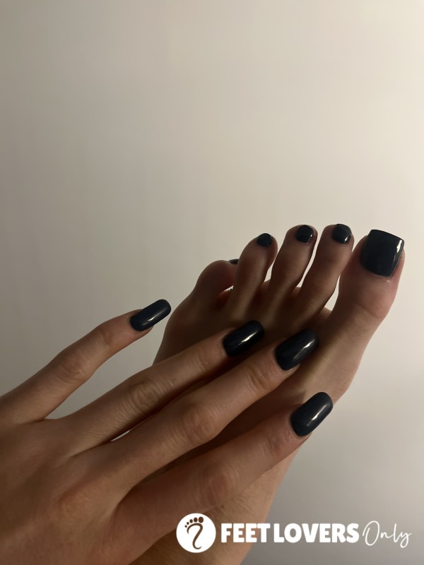 Playing With My Clicky Toes 🥰
