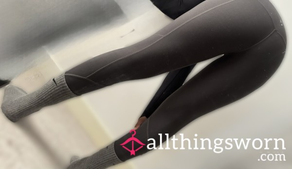 Post-Workout Perfection – Gym Leggings & Socks Combo 💦