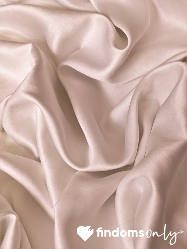 Present Dahlia With Satin Sheets