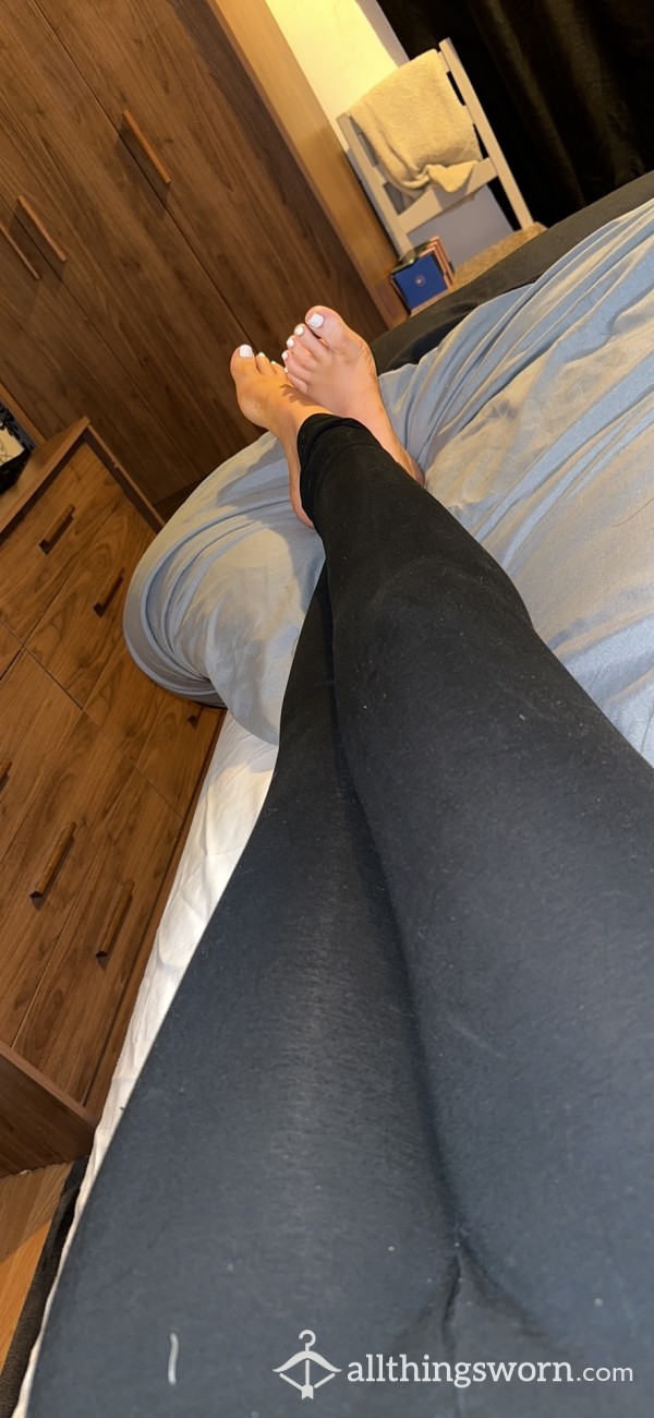 Pretty But Holey Leggings 👖