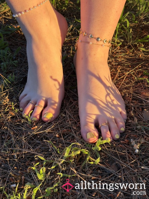 Pretty Feet On Gra** - 19 Years Old