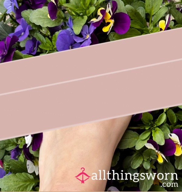 Pretty Feet On Pretty Flowers 🌷