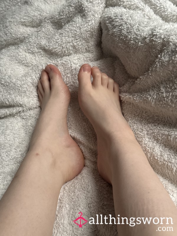 Pretty Feet Play Worship My Feet