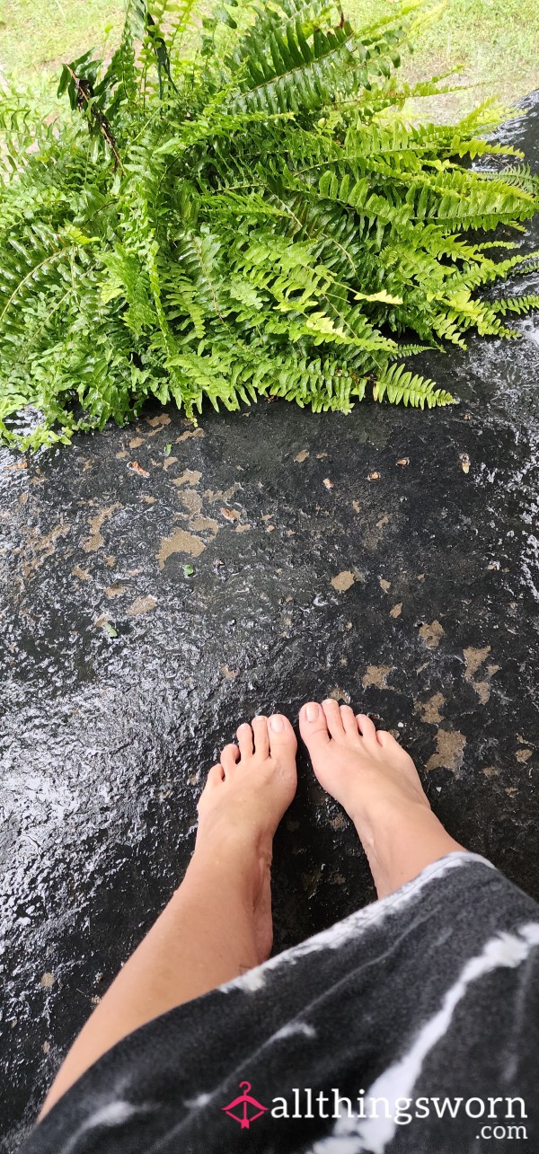Pretty Feet Sneak P**k!!!🍑🍒