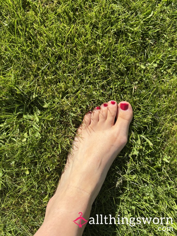 Pretty Feet Playing With The Gra** In The Sun
