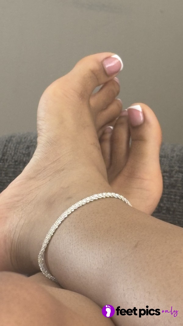 Pretty French Tip Toes