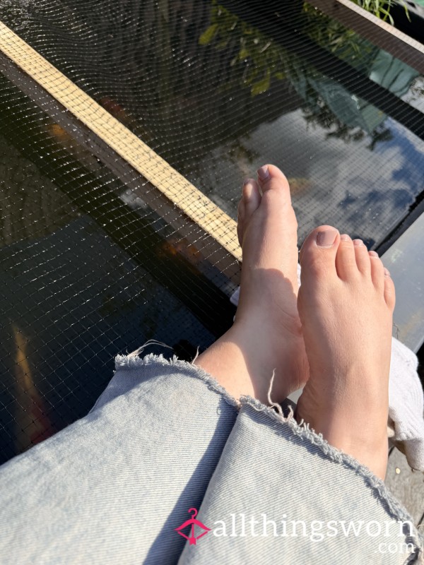 Pretty Little Feet In The Sun ;)