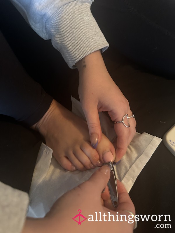 Pretty Pink Toes Nail Clippinga
