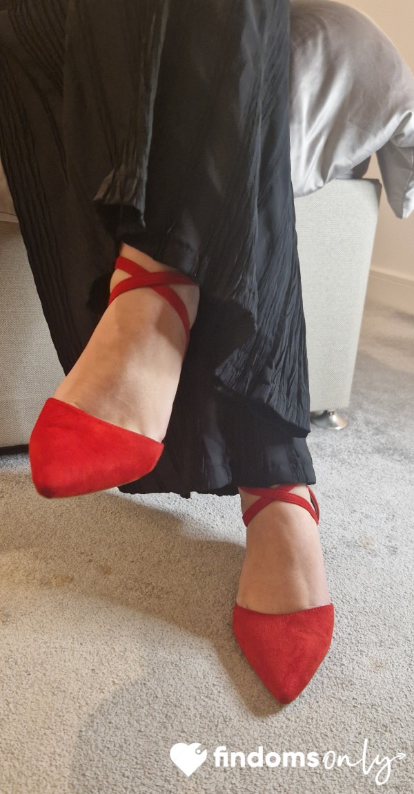Pretty Red Kitten HEELS 👠 😍