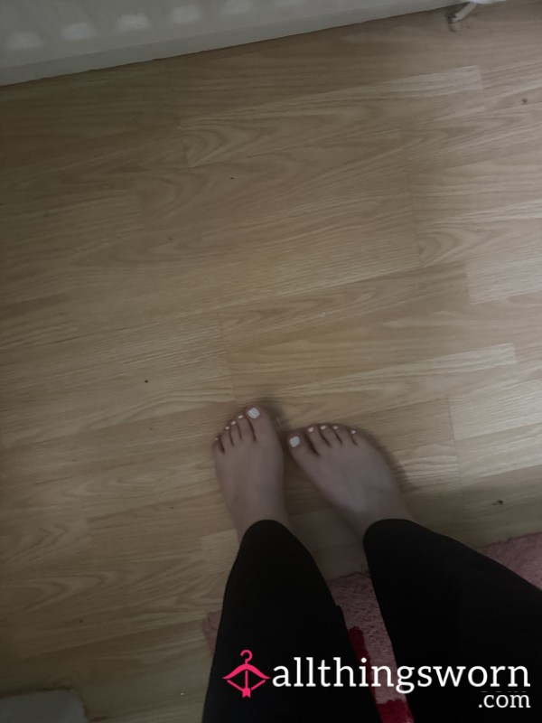 Pretty White Toes, With Pretty Fluffy Leopard Print Sliders