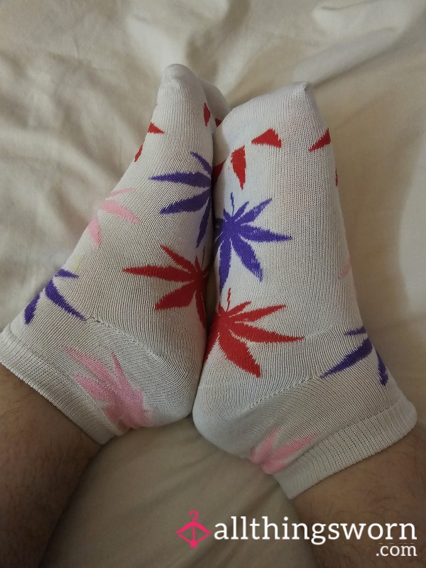 🤍 White Weed Leaf Ankle Socks- 48 Hour Wear