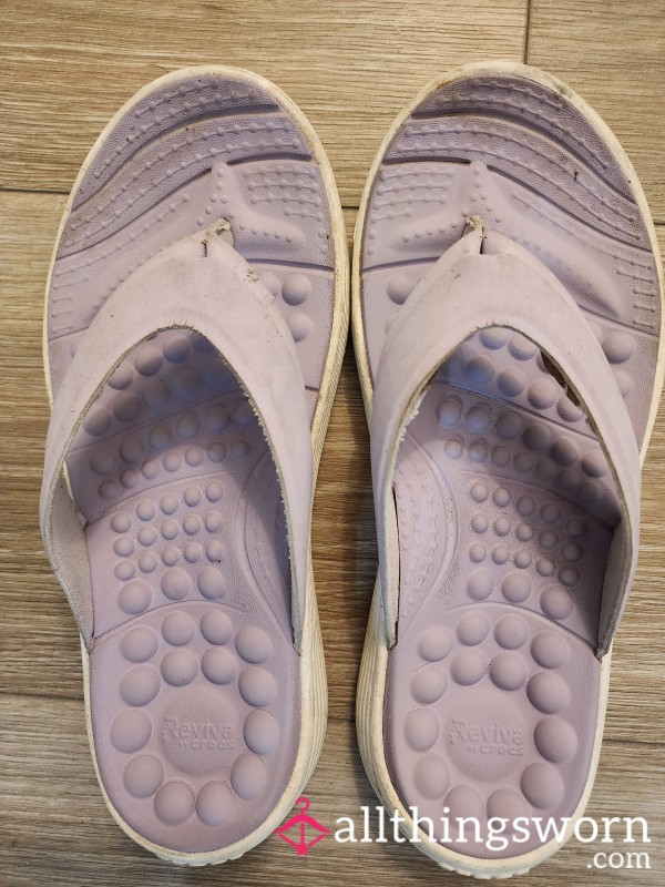 Purple 💜 Crocs Flip Flops Size 6