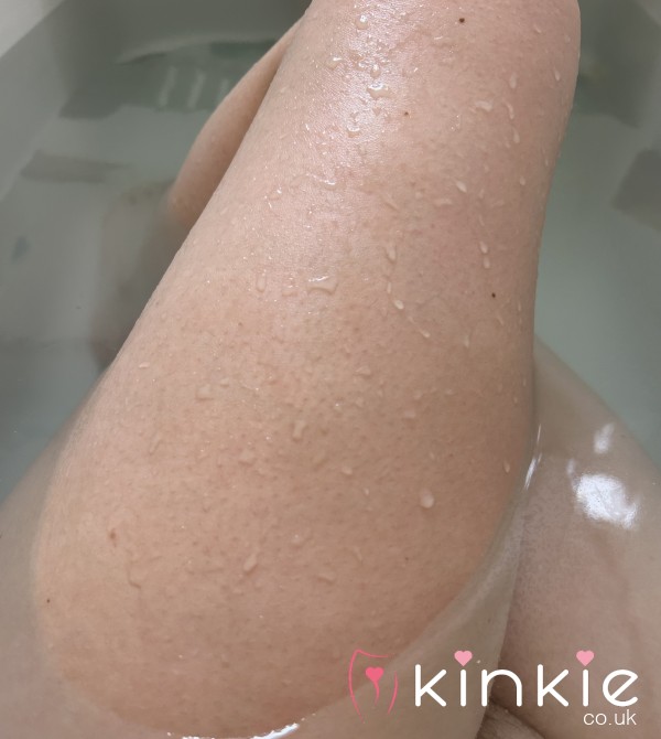 Pu**y In The Bath With A Spectacular Fart