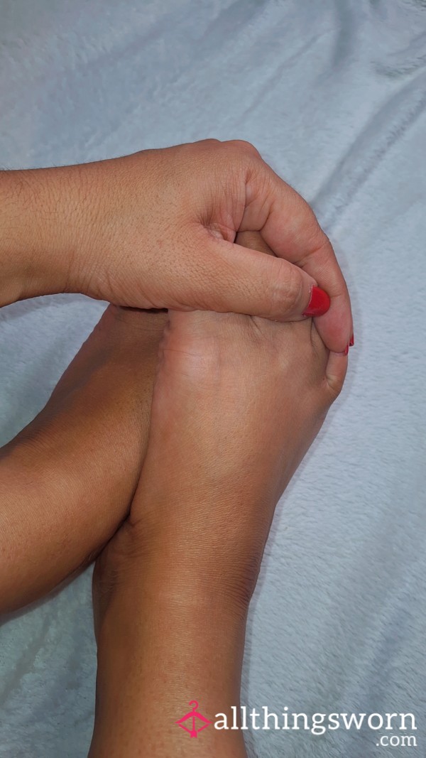 Putting Lotion 🧴 On My Pretty Feet 👣