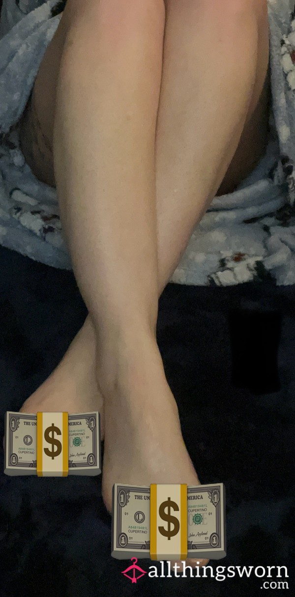 Putting On Foot P**ling Socks🦶