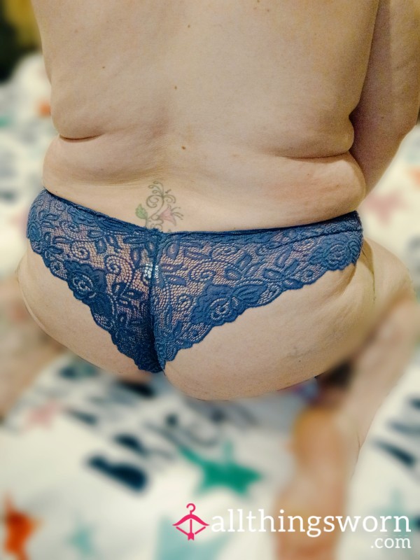 Queen On All Fours Showing You How It's Done