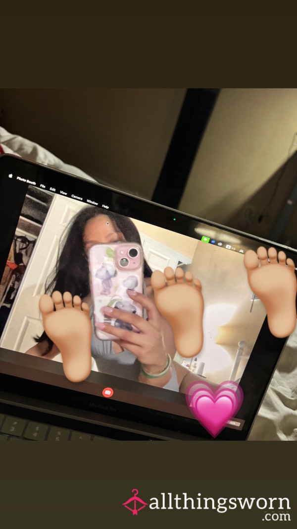 Quick P**k At My Toes Using My Macbook Photobooth :p