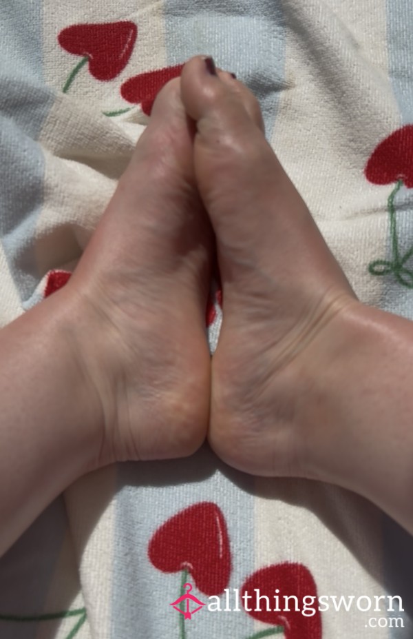 🦶Quick Vid Of My Feet By The P**l 🌞