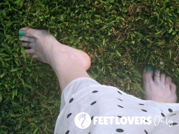 Toe On A Gra**y Lawn