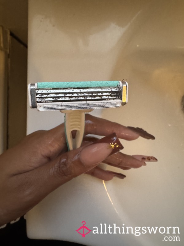 Razor With 🐱 Hairs