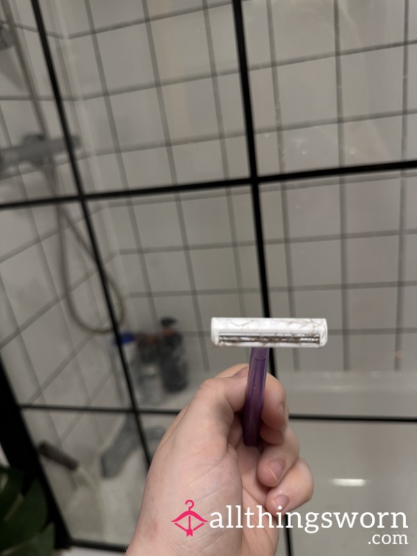 Razor With Pubes