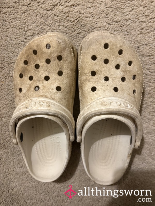 REALLY DIRTY WHITE CROCS SIZE 6🤍