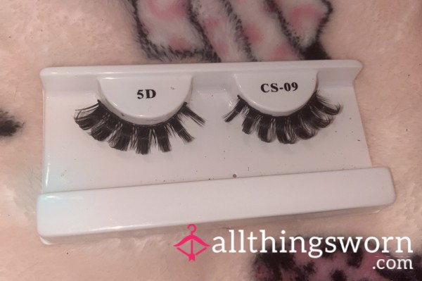 Recently Worn False Lashes, Worn By A Goth Girl 💋🖤