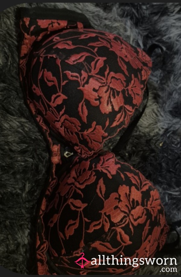 Red And Black Flower Bra 38DD With Grinch Thongs
