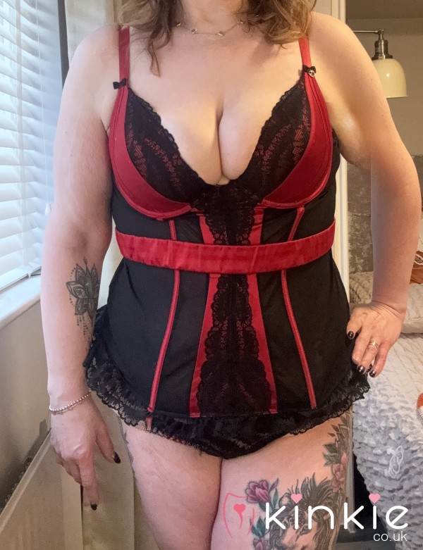 RED & BLACK BASQUE & THONG😈LET ME DRESS YOU UP!