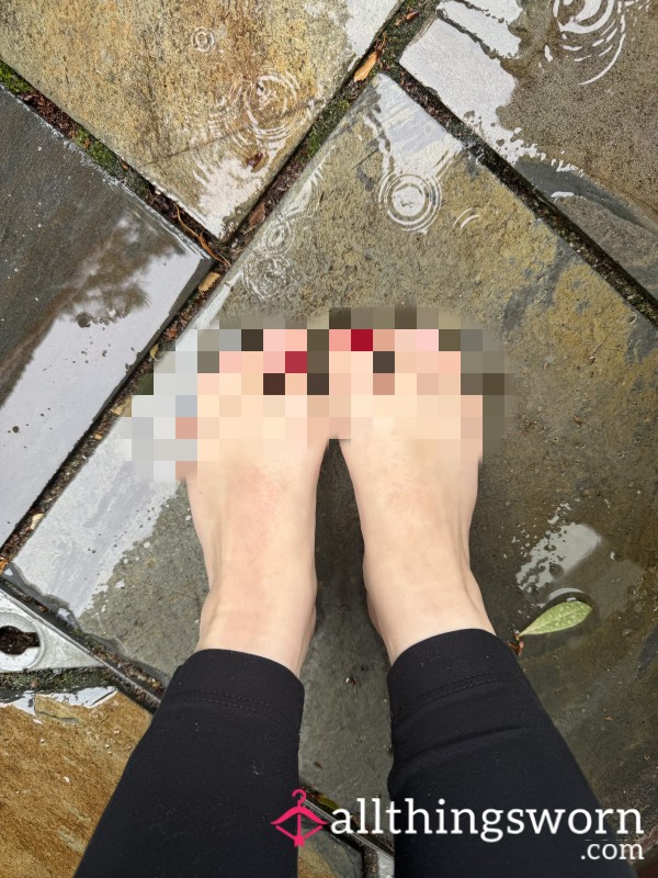 Red Hot Toes: Seductive Feet Photo Set