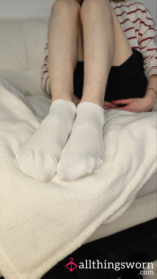 Redhead-worn Ankle Socks