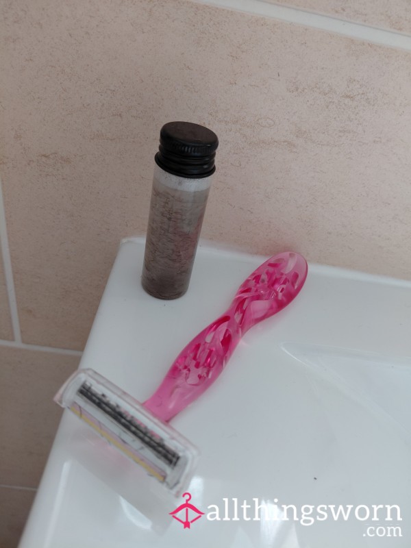 REDUCED Pube Packed Razor And Pube Filled Bath Water