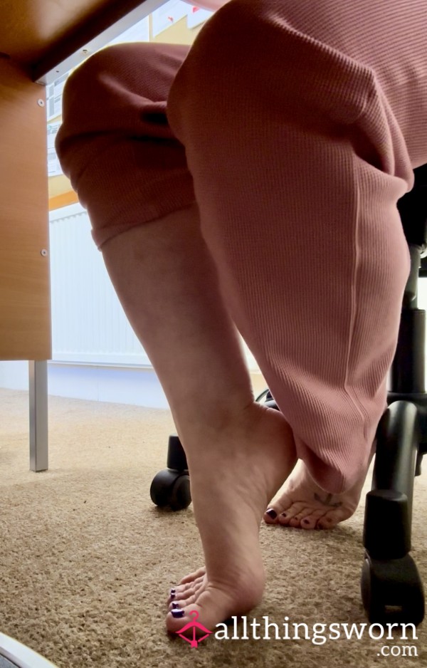 Restless Barefoot Under The Desk – 10 Minutes Of Toe Wiggling & Fidgeting