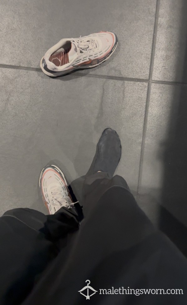 Risky Showing Of Sweaty Feet While Training Client 👀