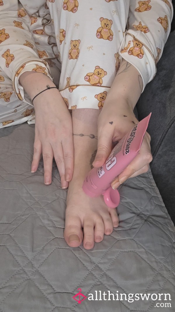 Rubbing Lotion Into My Feet 💕