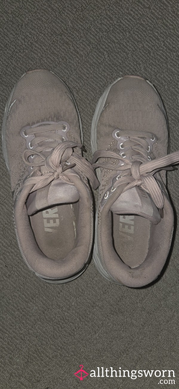 Rubbing My Dirty Shoes On My Pu**y