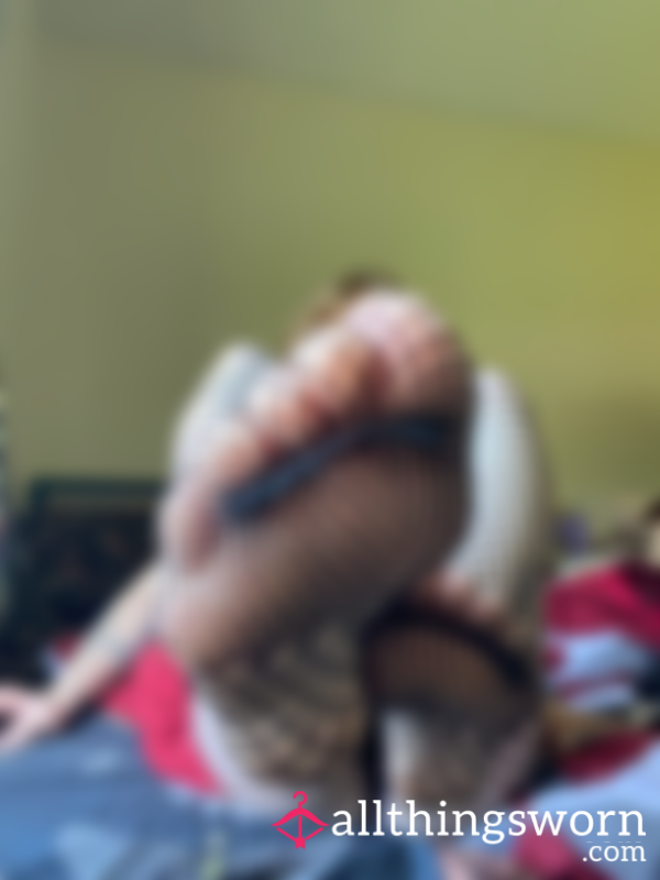 Rubbing My Fishnet Feet In Your Face 🤭