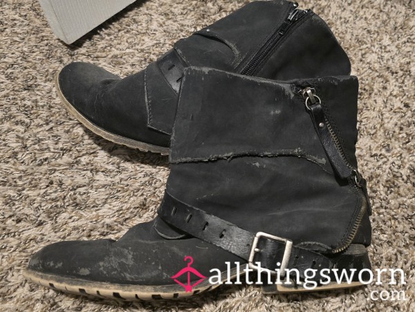 Rugged Goth Girl Boots 🤍