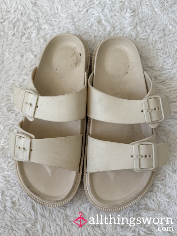 Sandals - Very Worn & Dirty Size 8 Slides