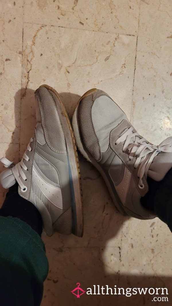 Scarpe Grigie Vecchie Di Anni