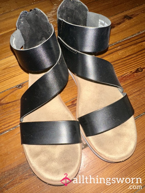 Scrappy Black Sandals 🦶🏻