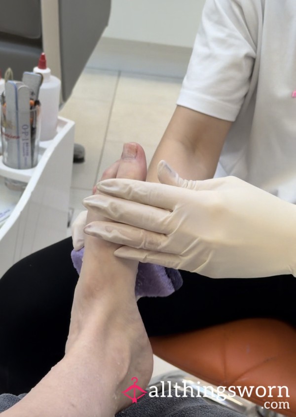 Scrubbing My Feet… I Couldn’t Stop Laughing 😅