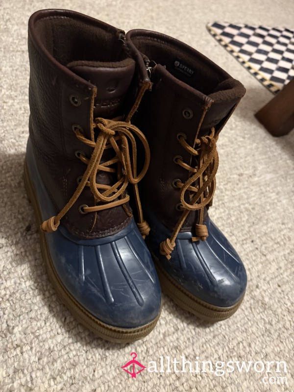 Scuffed Worn Sperrry Size 7 Boots