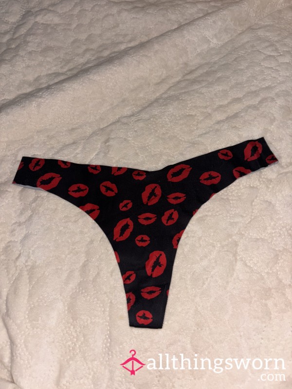 Seamless Thong With Kiss Print