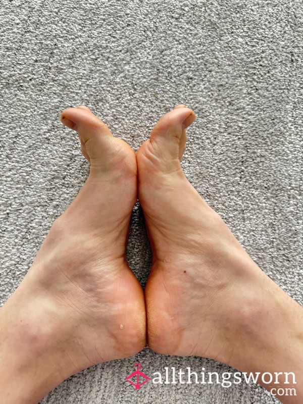 Seductive & Oily Custom Feet Pics/Videos – High Arches & Kinky Requests Welcome