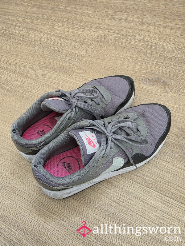 Sehr Lang Getragene, Sehr Verbrauchte NIKE Turnschuhe, Gr. 38