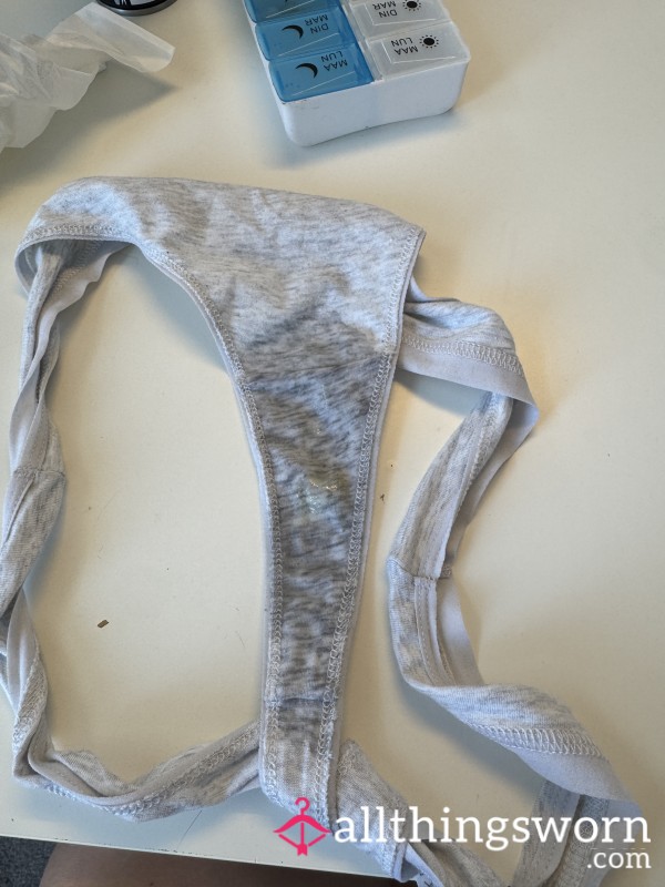 Seks String Met Sperma/spuirt/ Pu**yjuice En Meteen Gevac*meerd