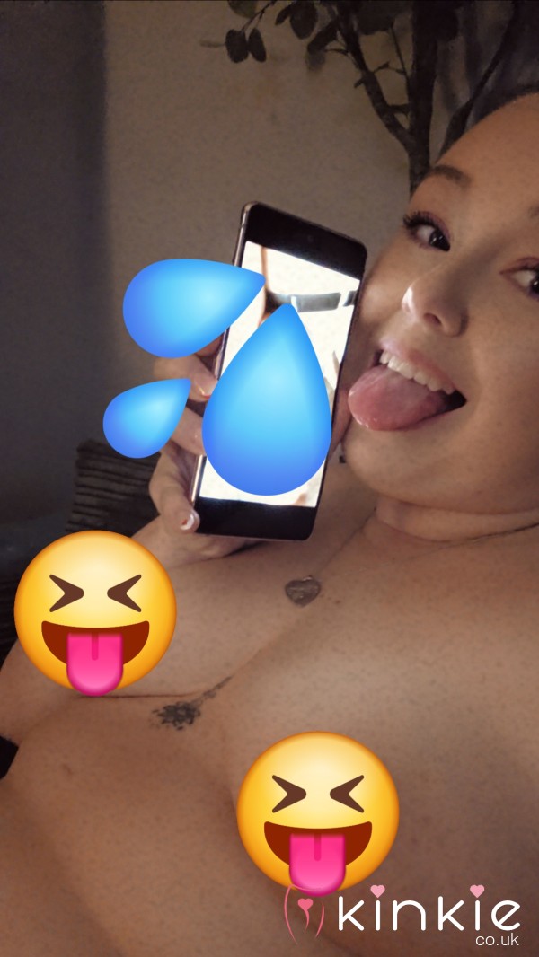 Send Me A Picture Of Your D*ck And Ill Take A Selfie With It With My Tongue Out 👀😝😝